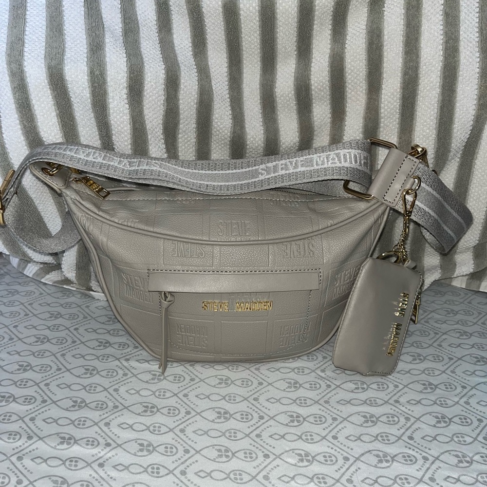Gorgeous crescent shape crossbody handbag!